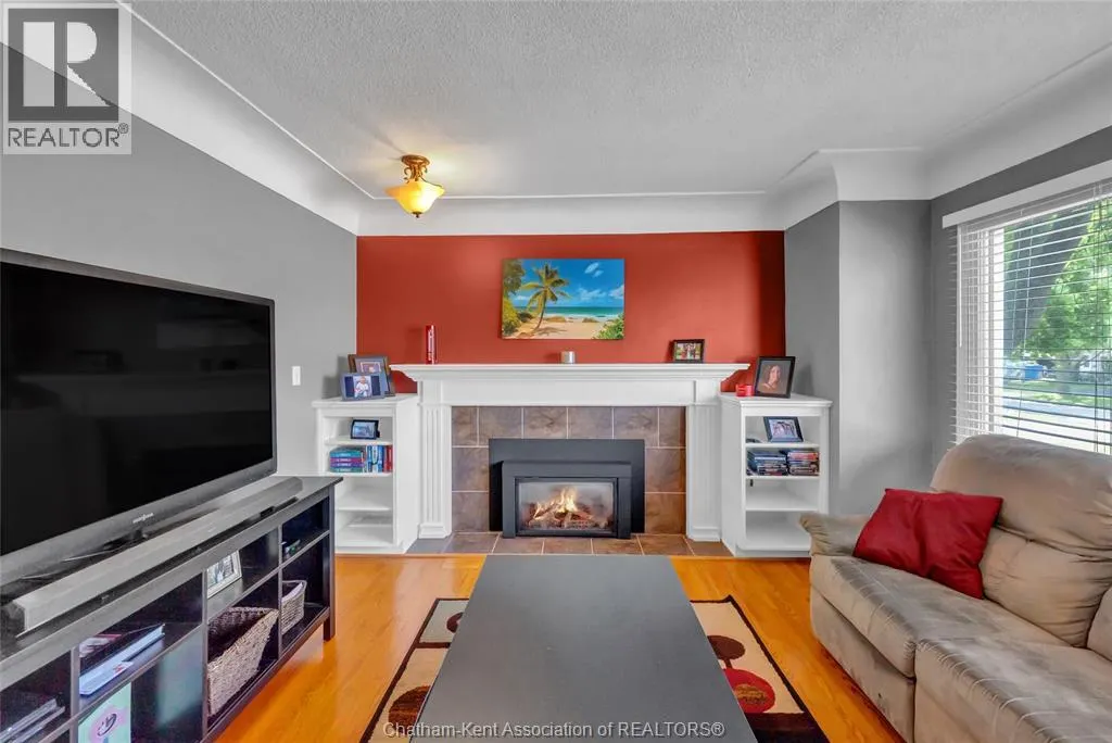 94 Dundas STREET