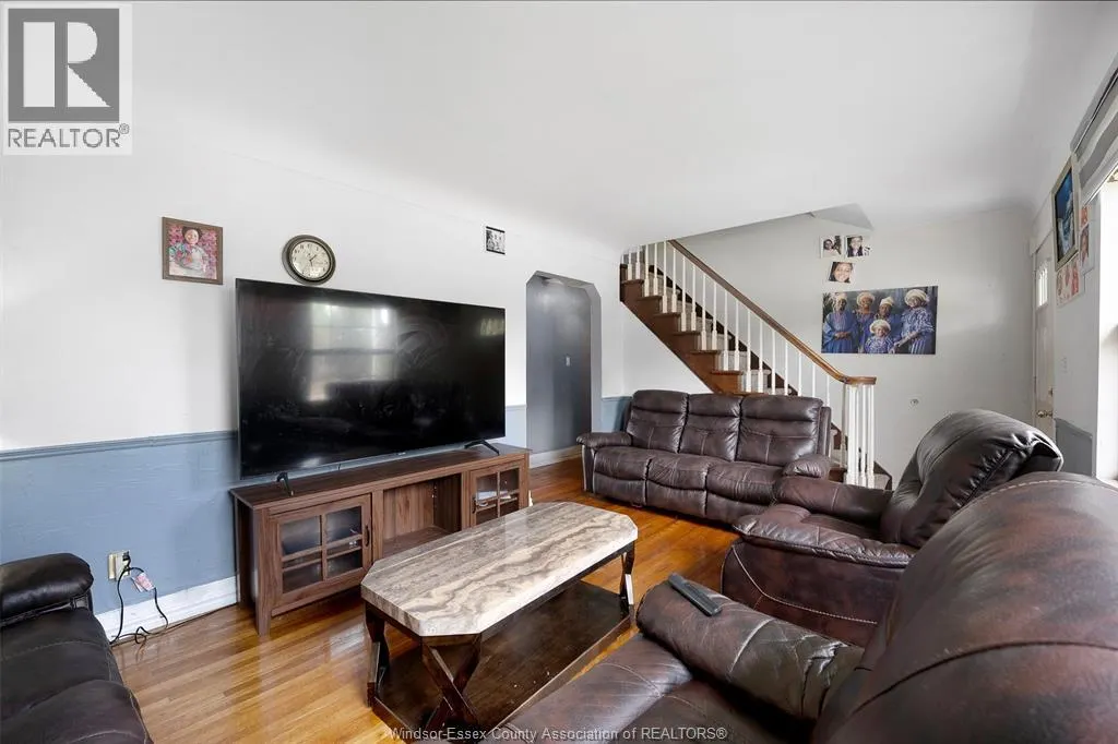 7275 WYANDOTTE