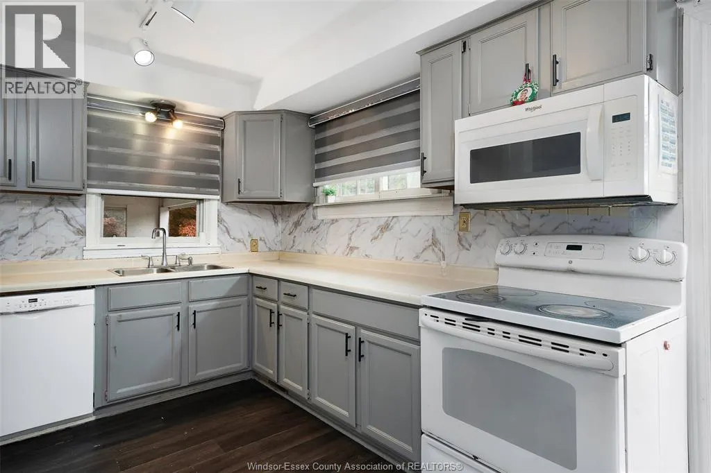 7275 WYANDOTTE
