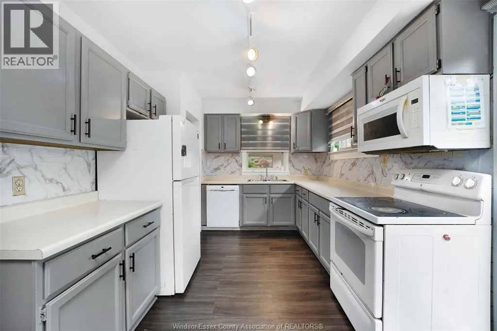 7275 WYANDOTTE