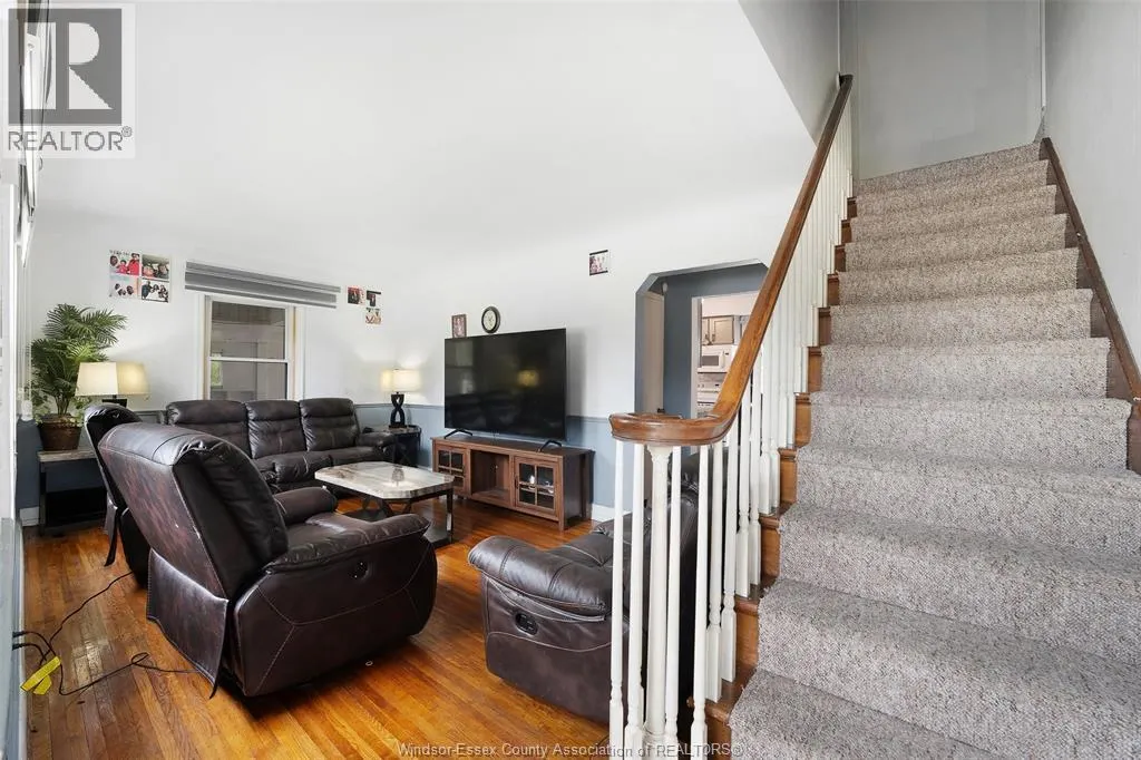 7275 WYANDOTTE