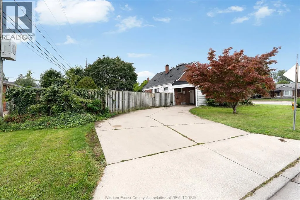 7275 WYANDOTTE