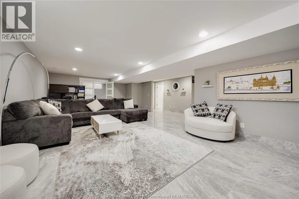 1140 REGENCY CRESCENT