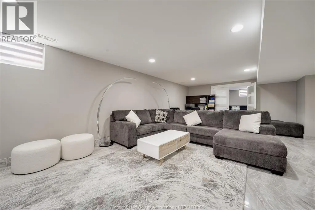 1140 REGENCY CRESCENT