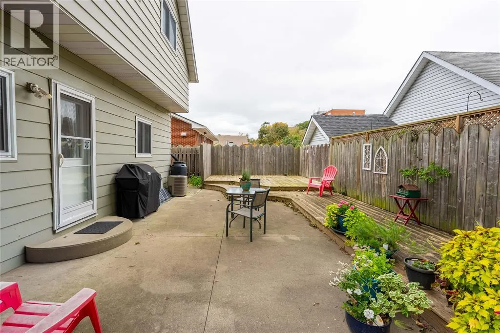 266 MACKENZIE STREET North