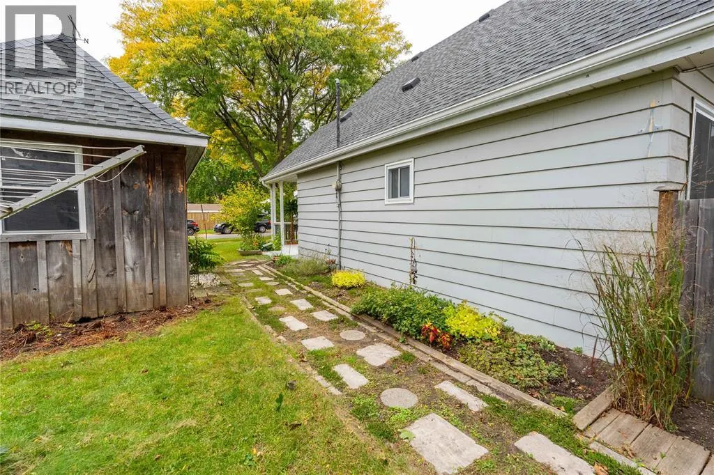 266 MACKENZIE STREET North