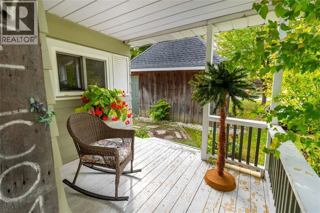 266 MACKENZIE STREET North