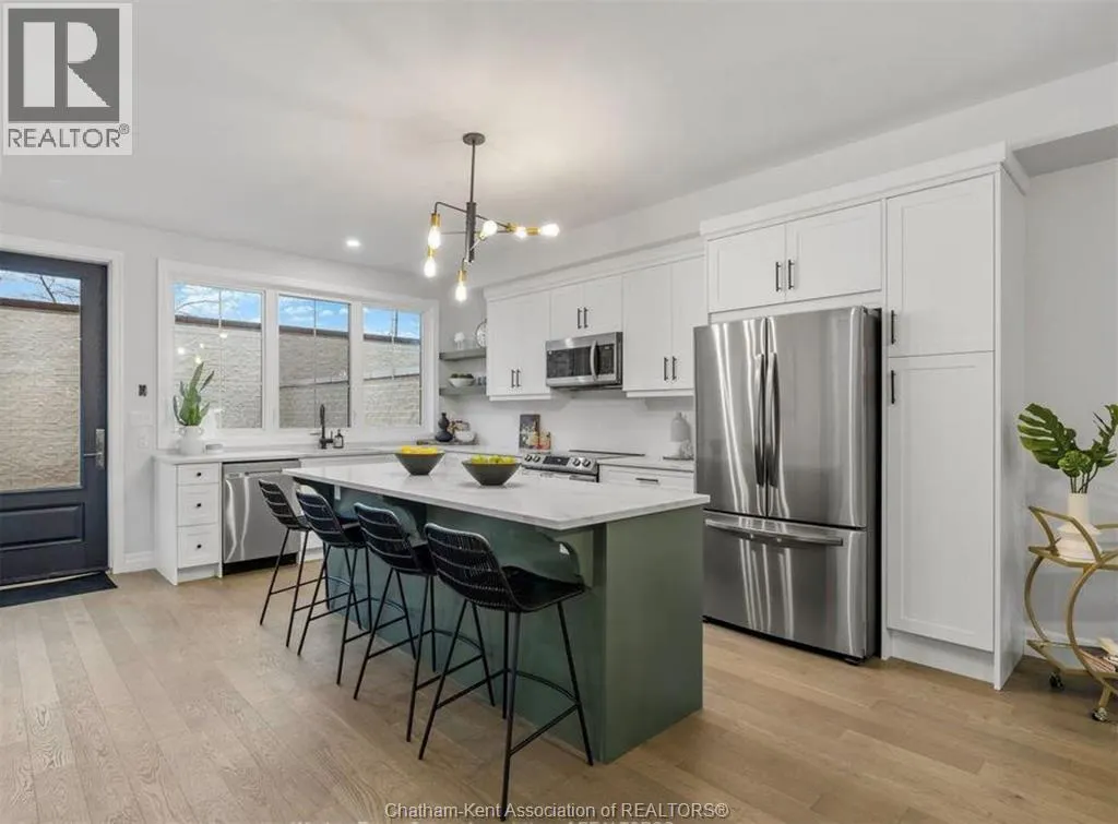 866 Park AVENUE West