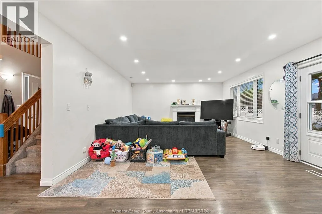2920 STRAWBERRY DRIVE