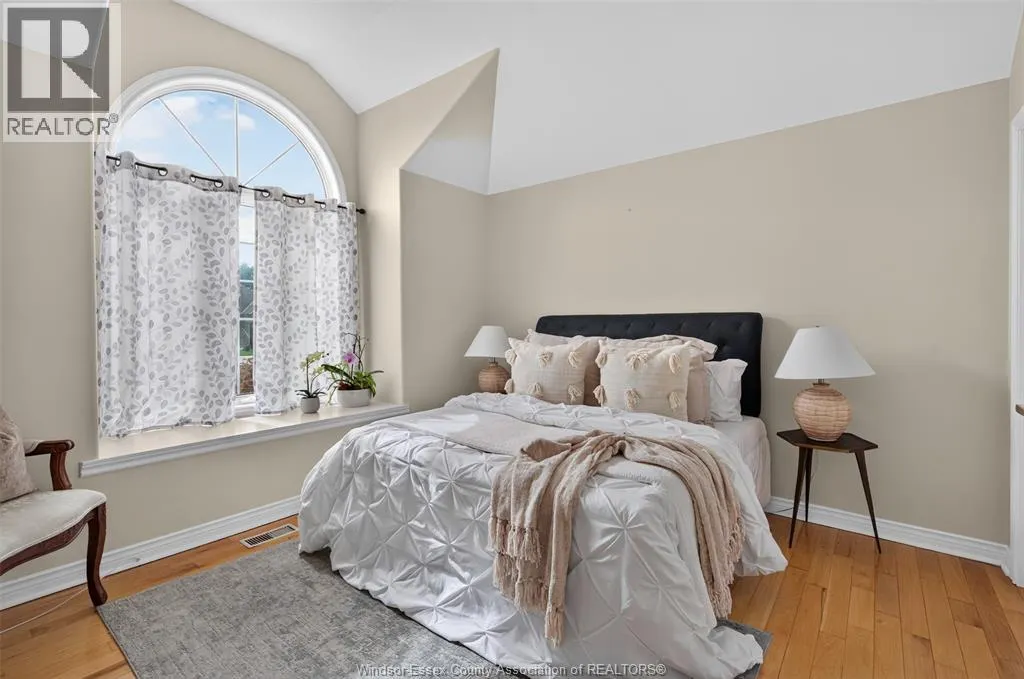 2703 LOMBARDY CRES