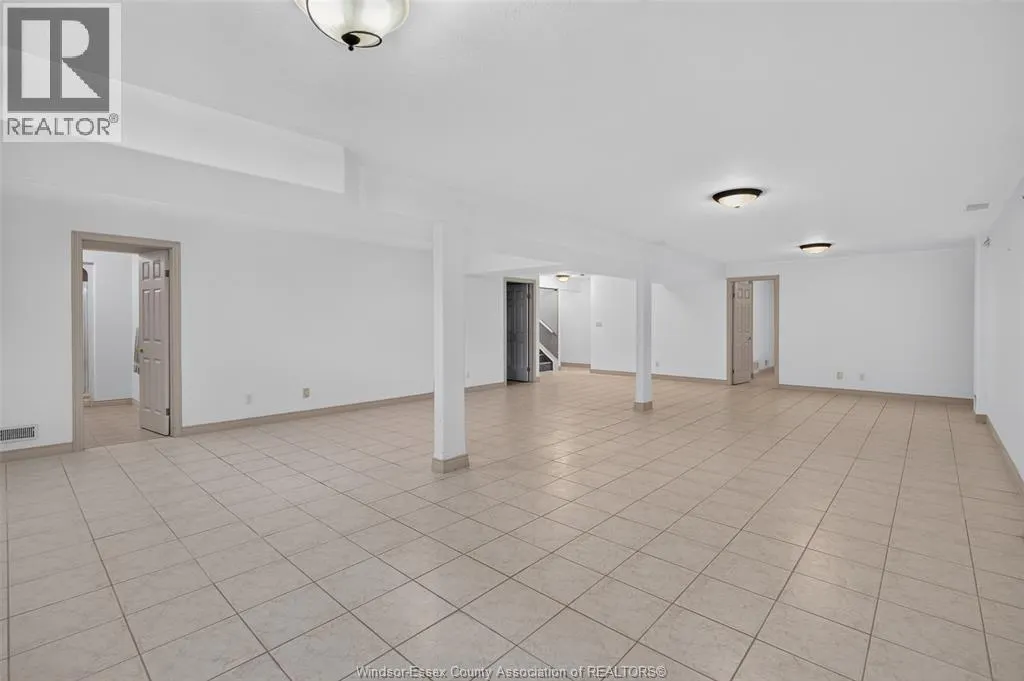 2703 LOMBARDY CRES