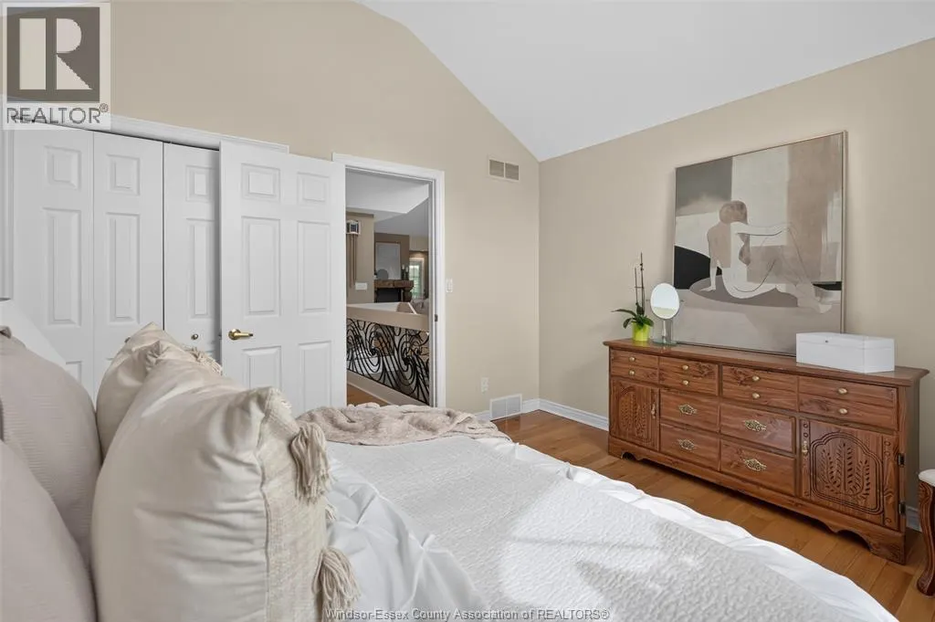 2703 LOMBARDY CRES