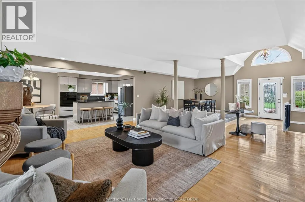 2703 LOMBARDY CRES