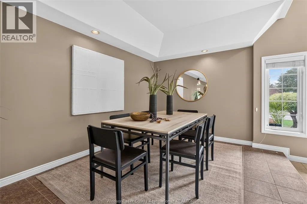 2703 LOMBARDY CRES