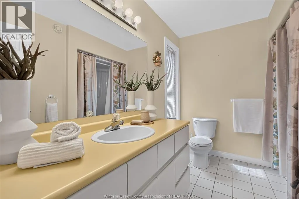 2703 LOMBARDY CRES