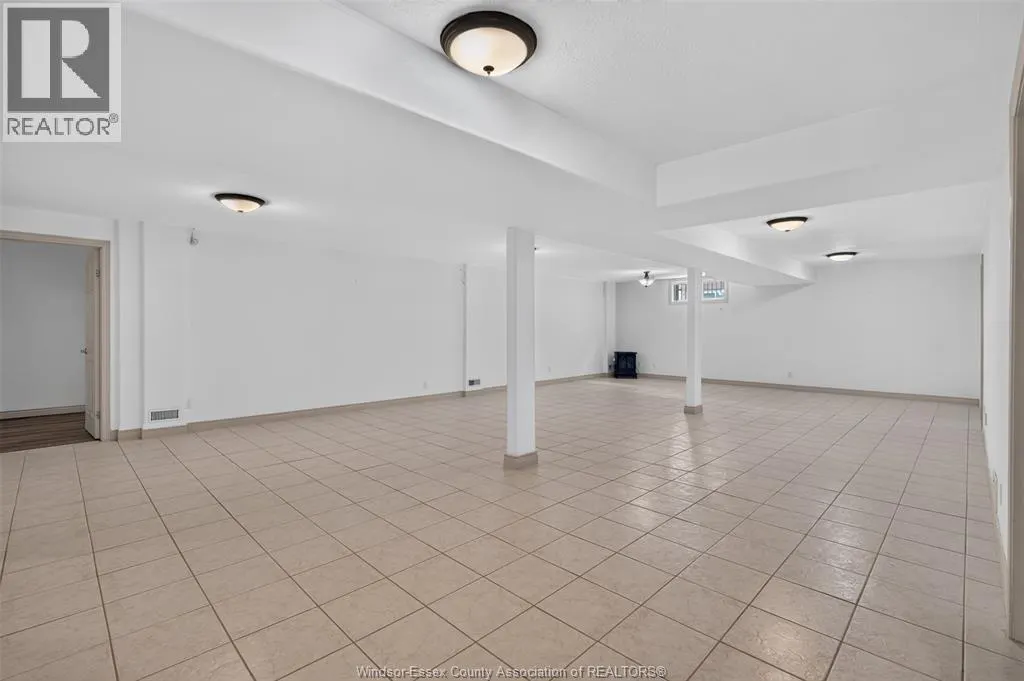 2703 LOMBARDY CRES