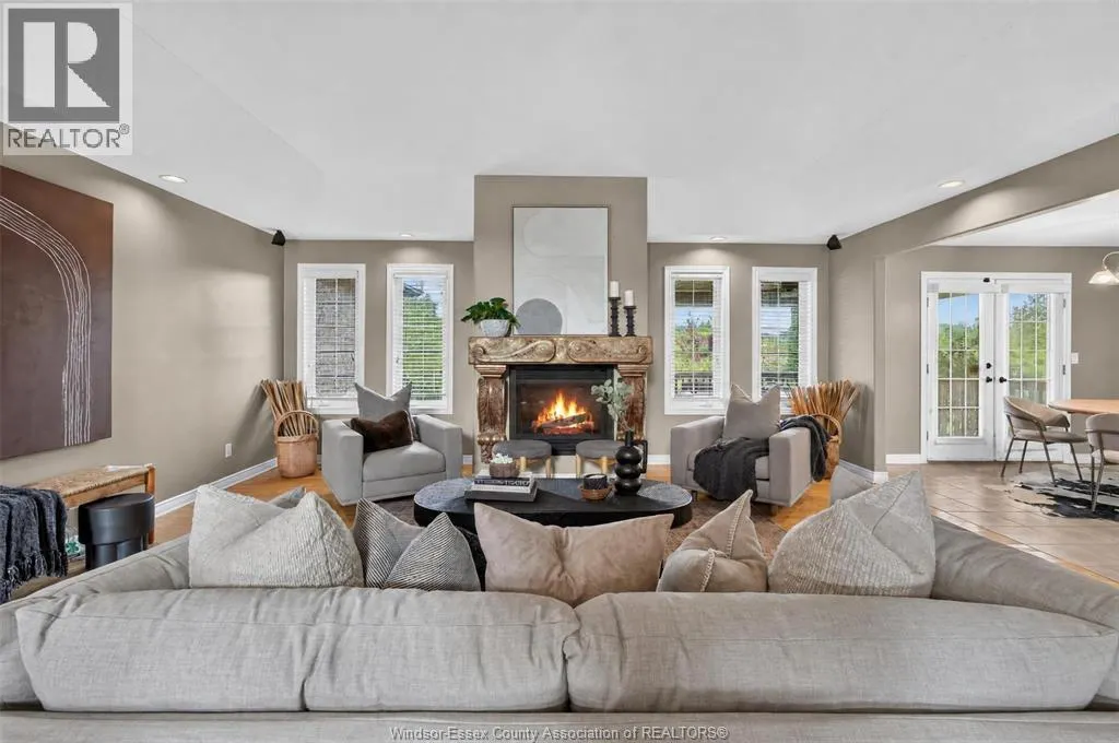 2703 LOMBARDY CRES