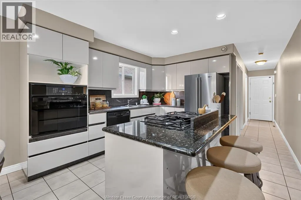 2703 LOMBARDY CRES