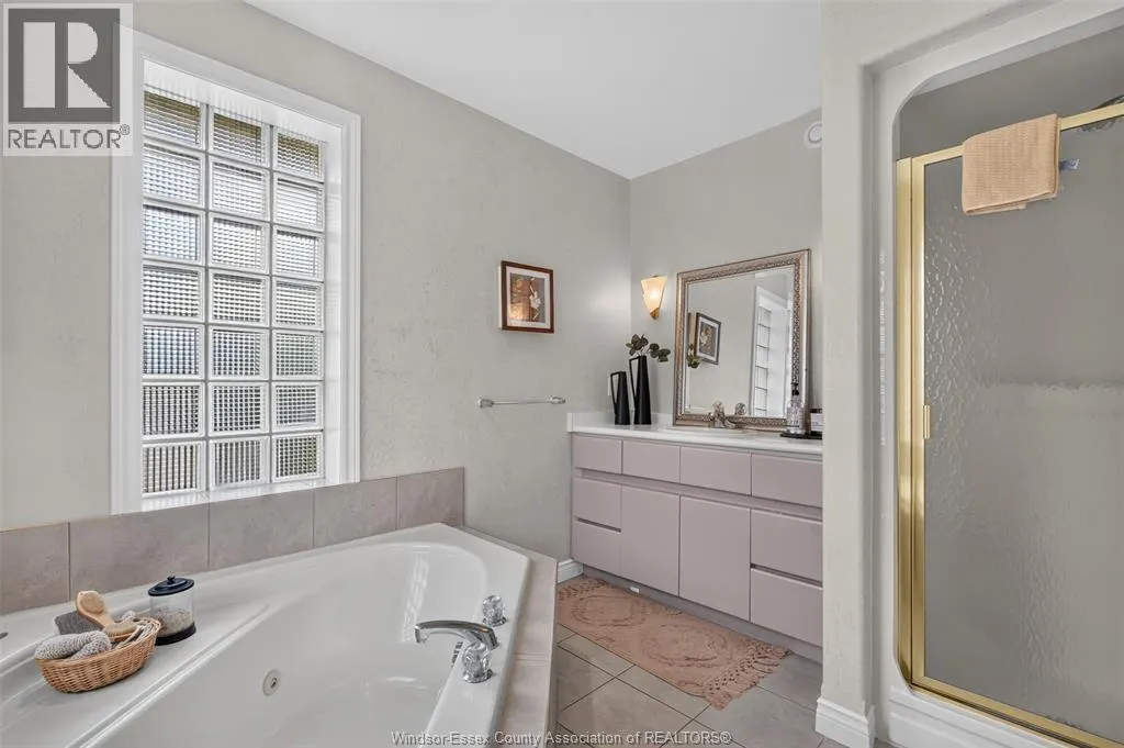 2703 LOMBARDY CRES