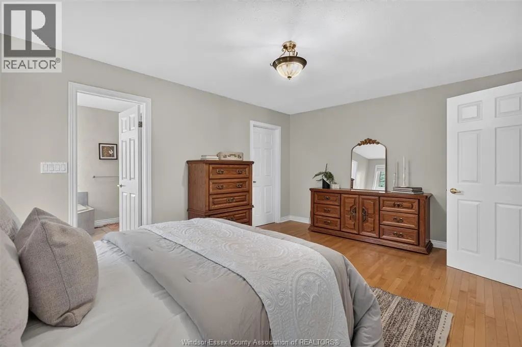 2703 LOMBARDY CRES
