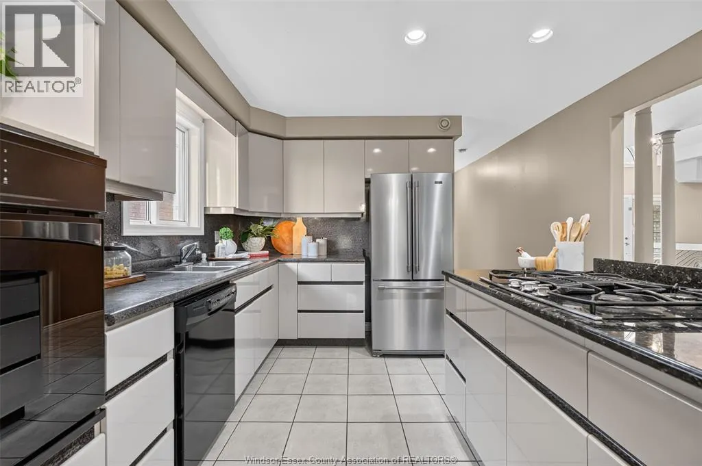 2703 LOMBARDY CRES