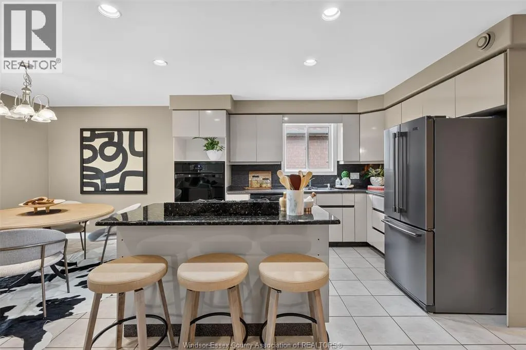 2703 LOMBARDY CRES