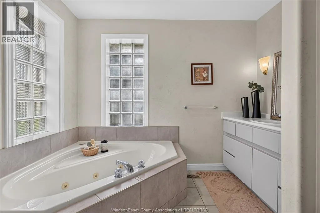 2703 LOMBARDY CRES