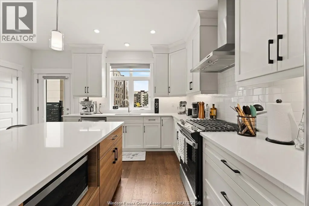 735 BROWNSTONE ROAD