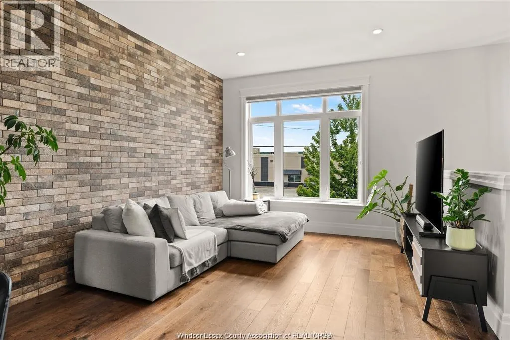 735 BROWNSTONE ROAD