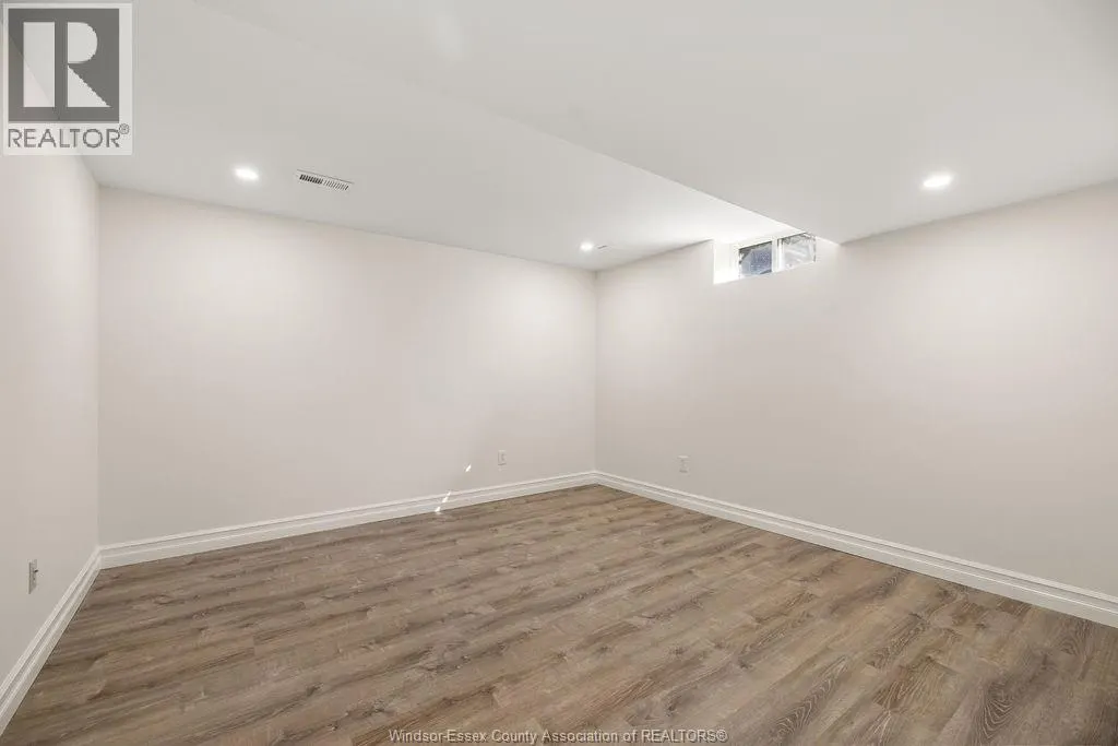 1004 WOODLAND CRES
