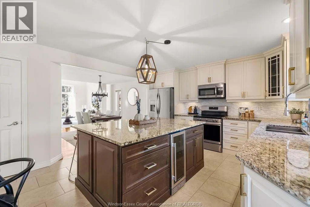 1004 WOODLAND CRES