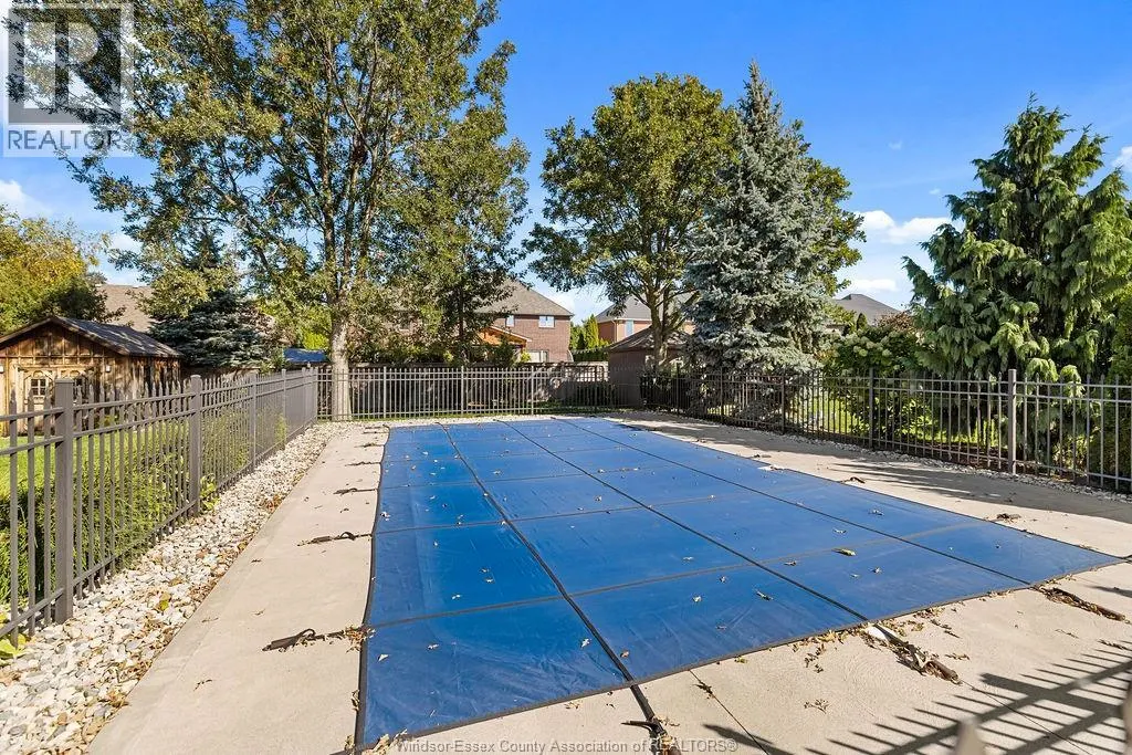 1004 WOODLAND CRES