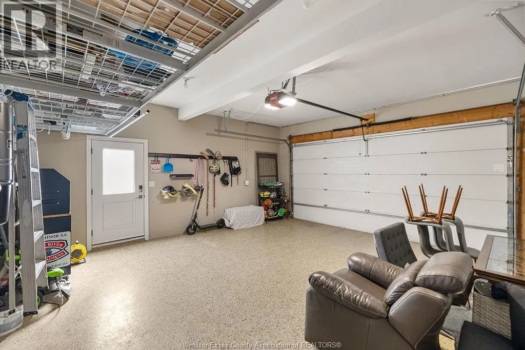 1004 WOODLAND CRES