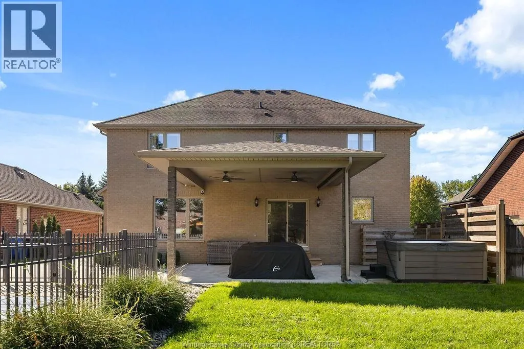 1004 WOODLAND CRES