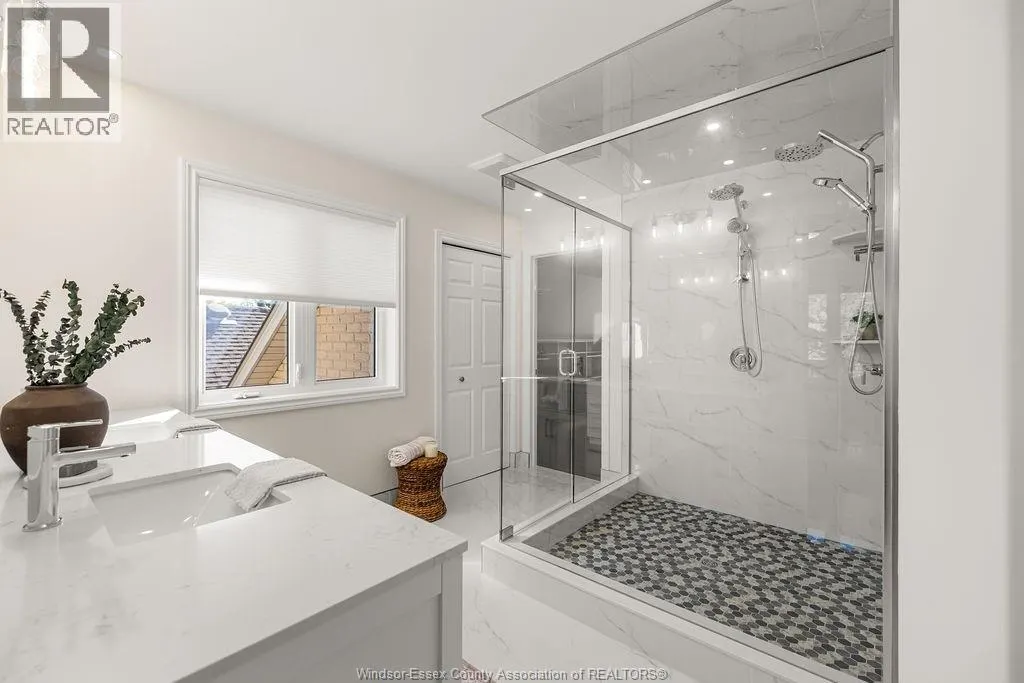 1004 WOODLAND CRES