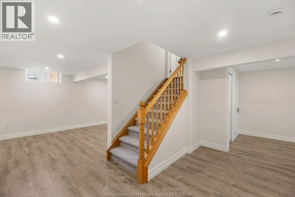1004 WOODLAND CRES