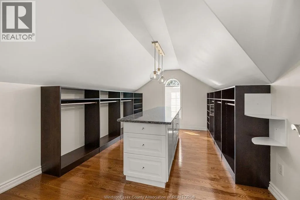 1004 WOODLAND CRES