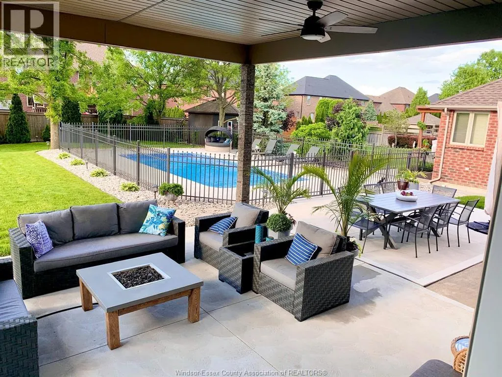 1004 WOODLAND CRES