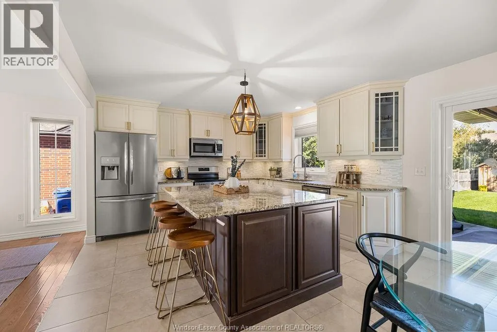 1004 WOODLAND CRES