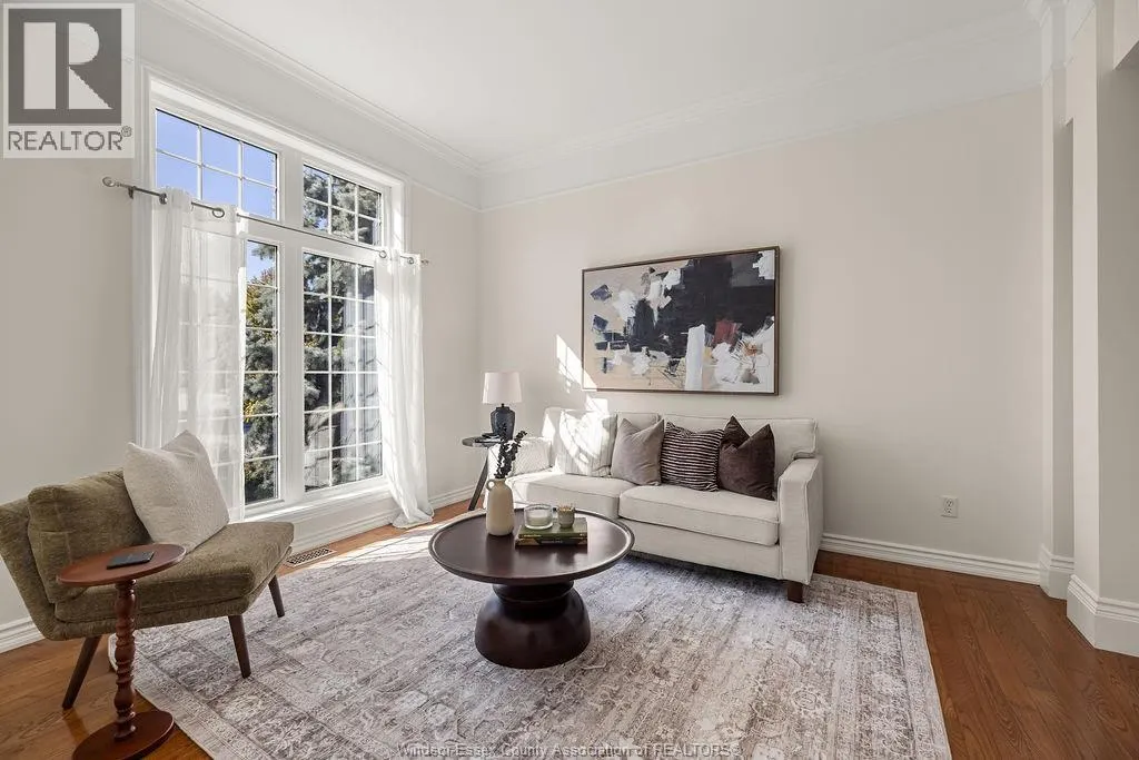 1004 WOODLAND CRES