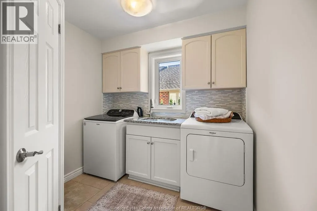 1004 WOODLAND CRES