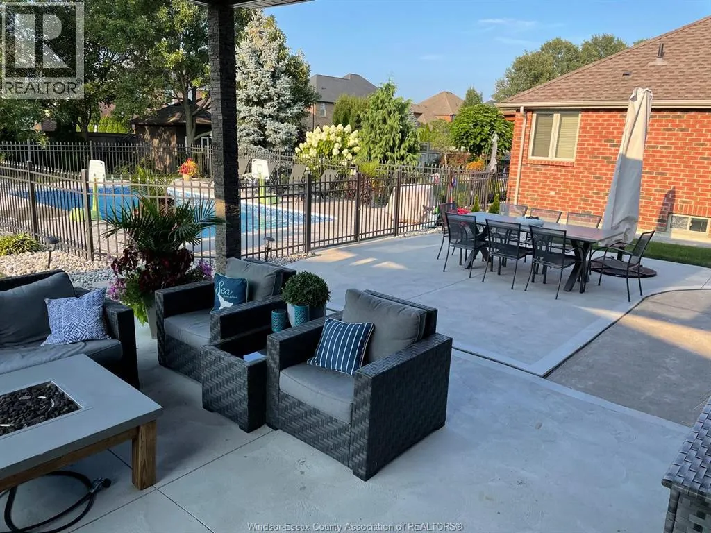1004 WOODLAND CRES