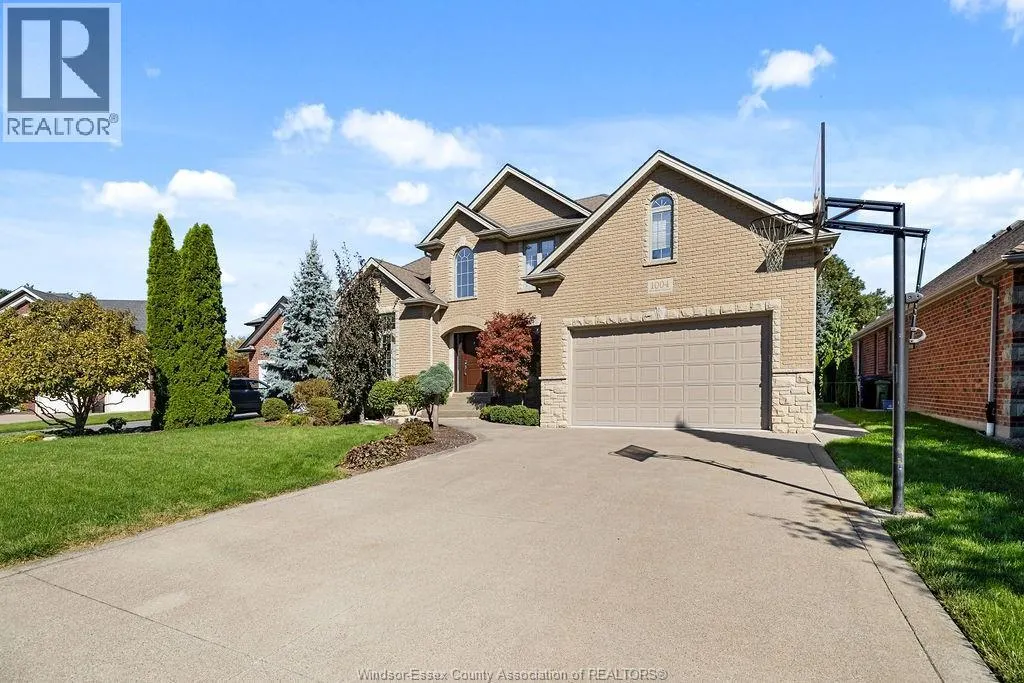 1004 WOODLAND CRES