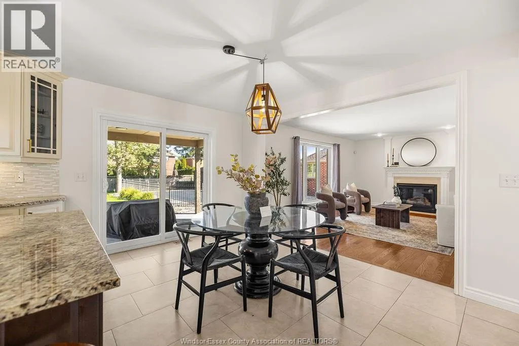 1004 WOODLAND CRES