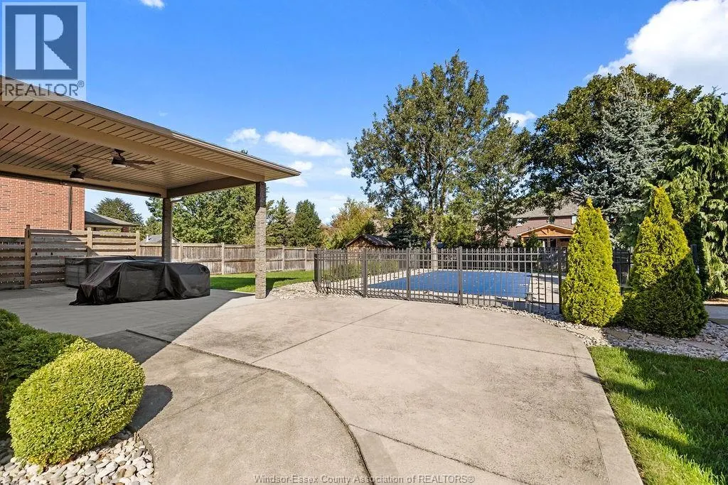 1004 WOODLAND CRES