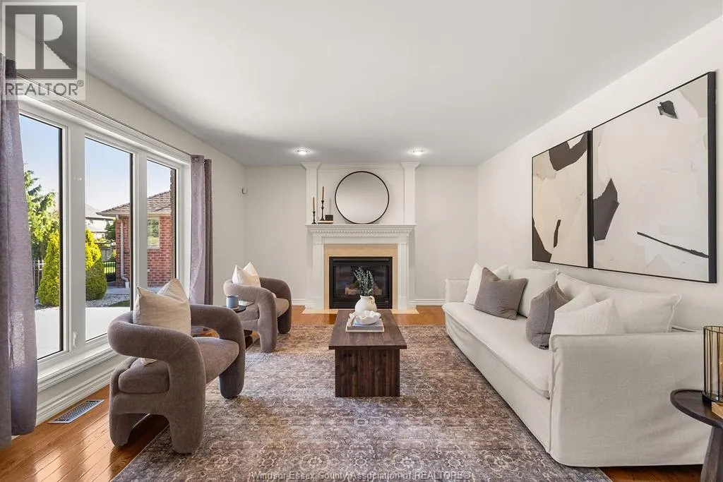 1004 WOODLAND CRES