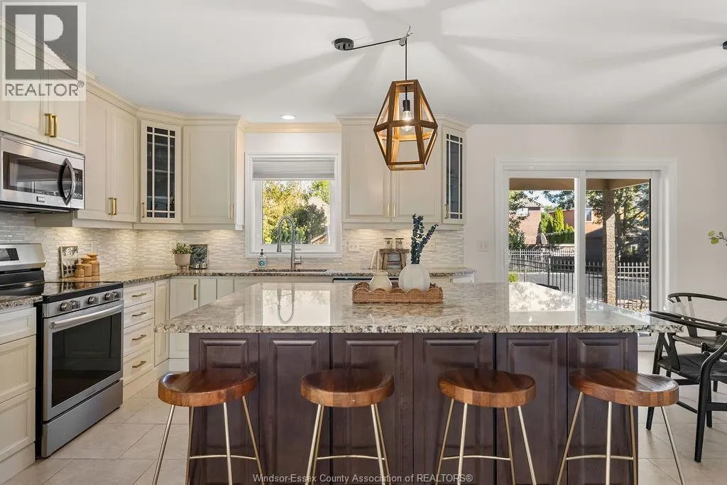1004 WOODLAND CRES