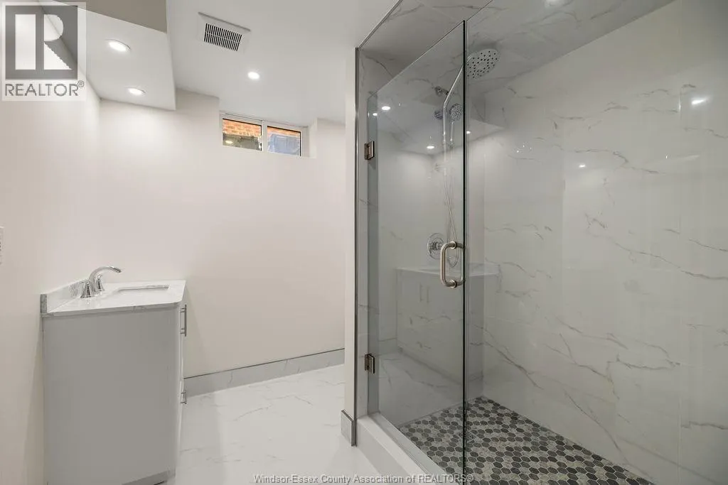1004 WOODLAND CRES