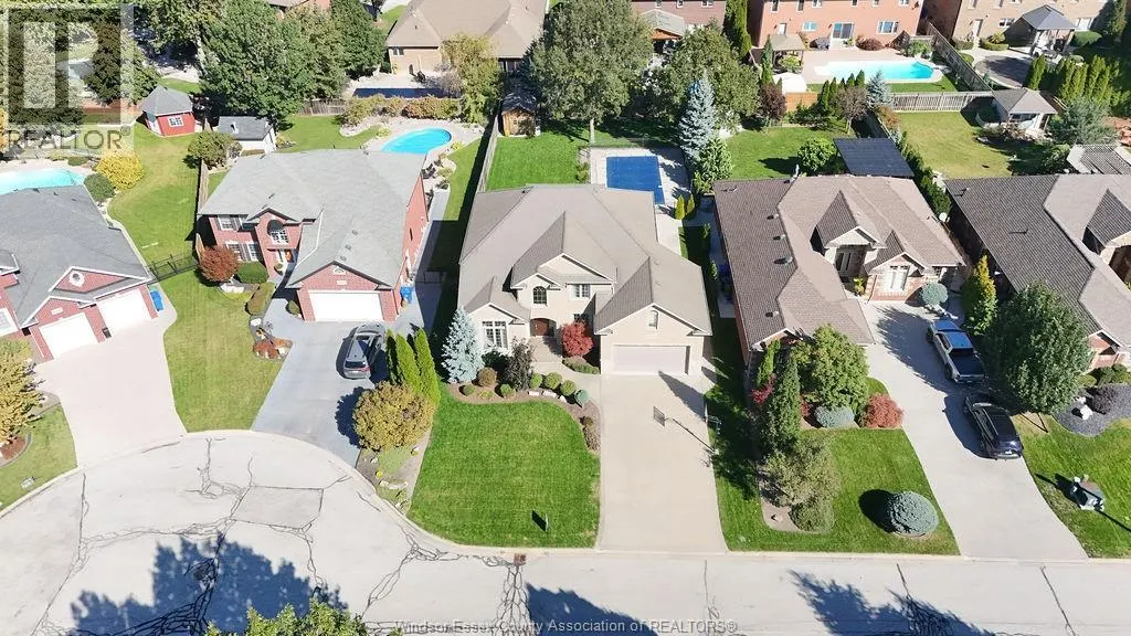 1004 WOODLAND CRES
