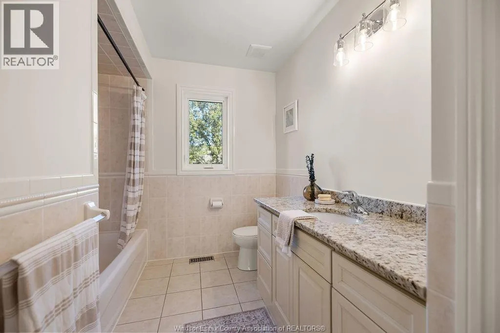 1004 WOODLAND CRES